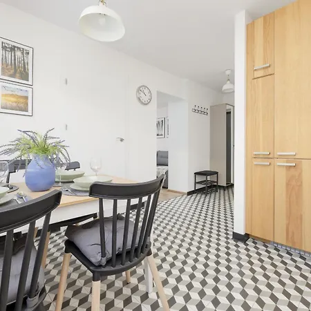 Elegant Grey Wspolna Srodmiescie In By Renters Διαμέρισμα